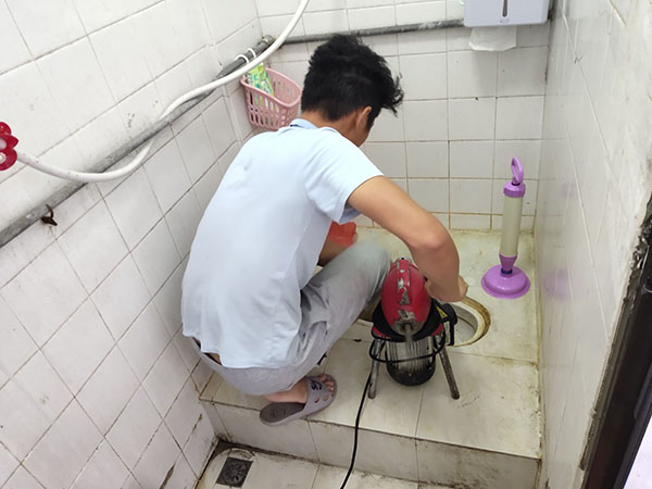 罗山管道堵塞冒臭气 专业师傅现场解决问题