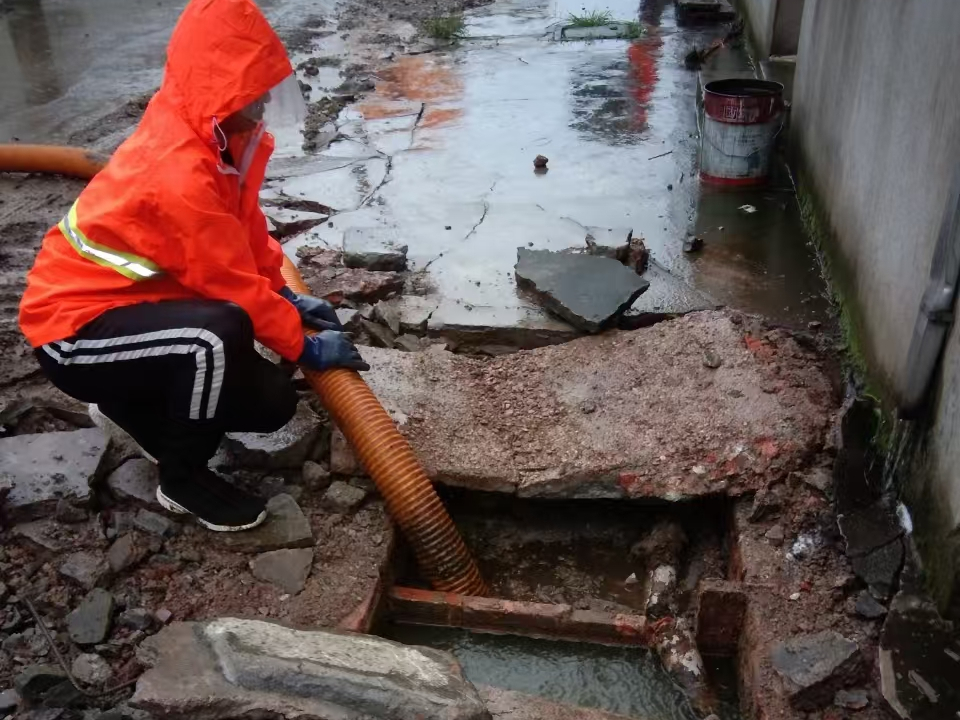 罗山专业清理污水池 炜誉市政以规范流程守护城市 “肠道”