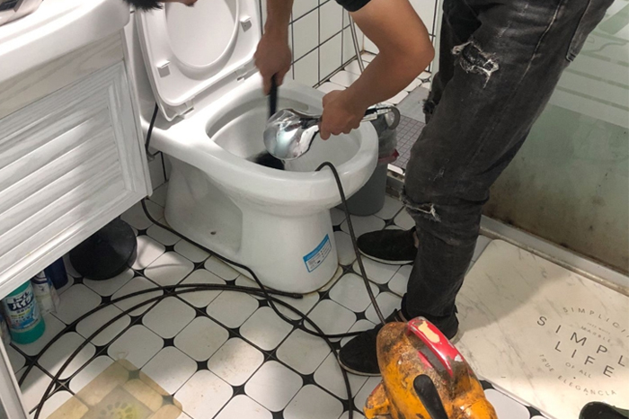 罗山马桶堵塞自己疏通还是找师傅?专业上门服务让你省时更省心